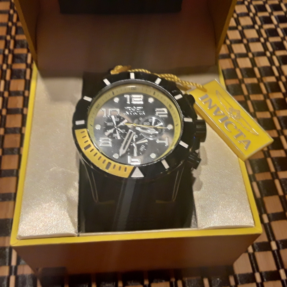 Men's Invicta dive watch / blk/ylw 3 chronograph